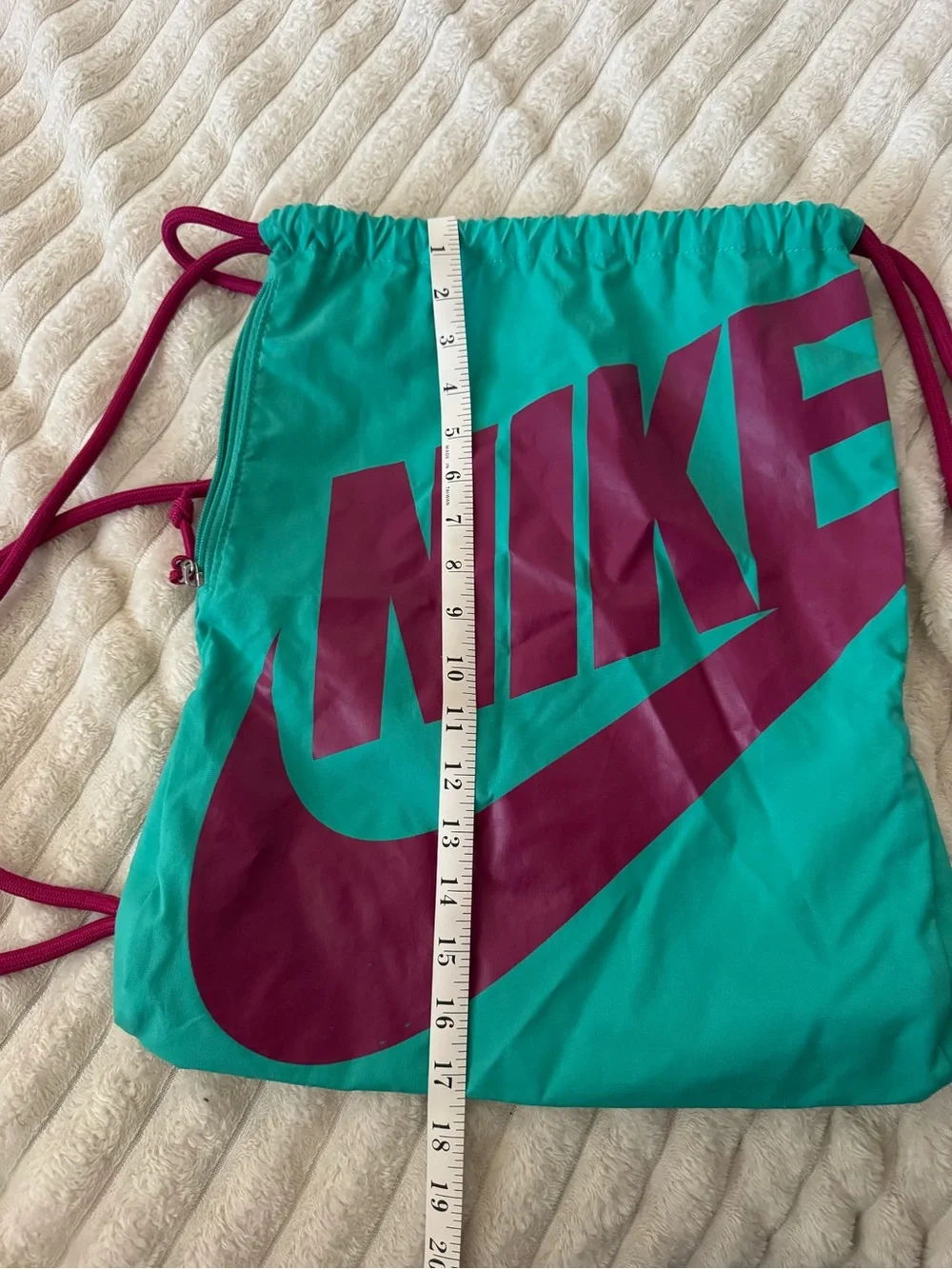 Nike Heritage Drawstring Bag in Teal and Magenta